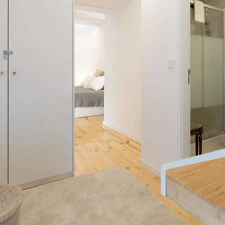 Host Wise - Sunny Bright & Pool Apartment