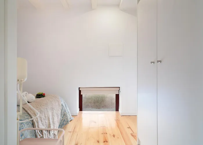 Host Wise - Sunny Bright & Pool