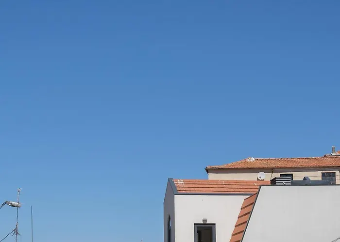 Host Wise - Sunny Bright & Pool Apartment