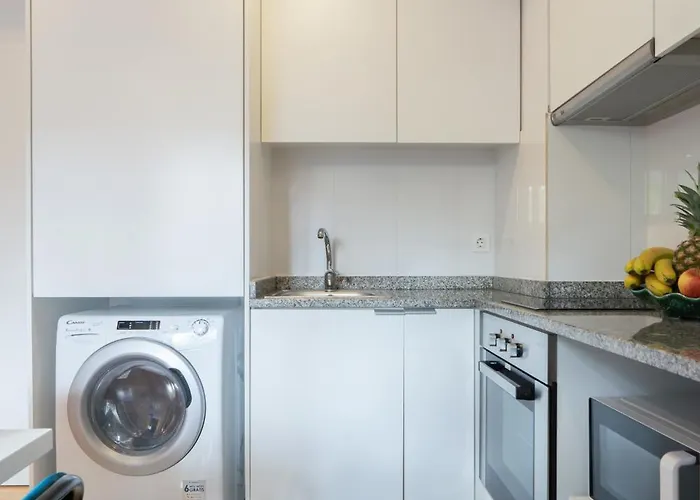 Host Wise - Sunny Bright & Pool Apartment *