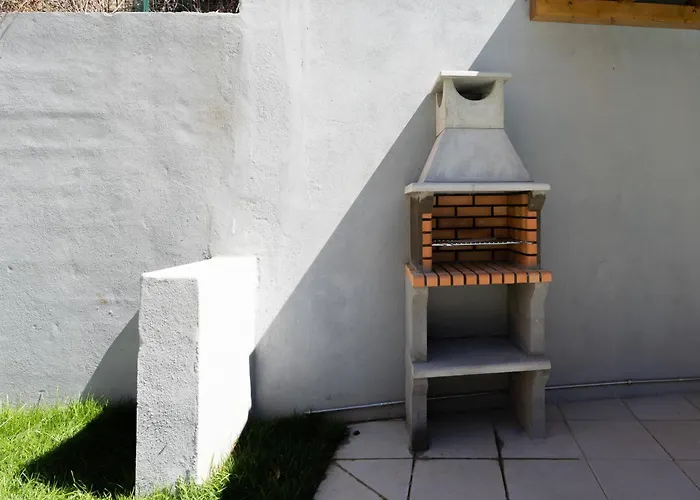 Host Wise - Sunny Bright & Pool Apartment *