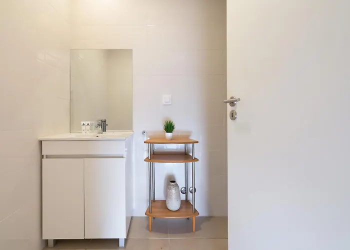 Host Wise - Sunny Bright & Pool Apartment *