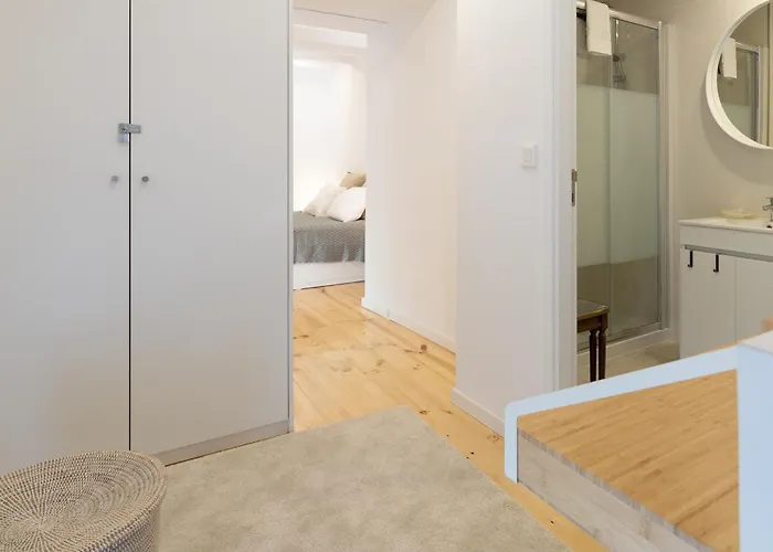 Host Wise - Sunny Bright & Pool Apartment