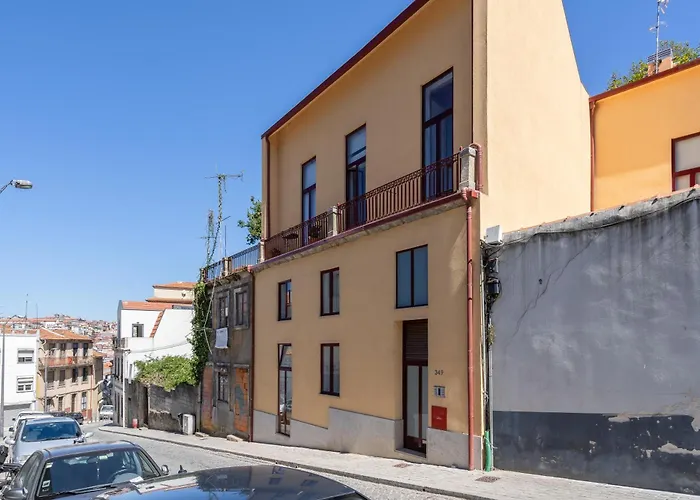 Host Wise - Sunny Bright & Pool Apartment