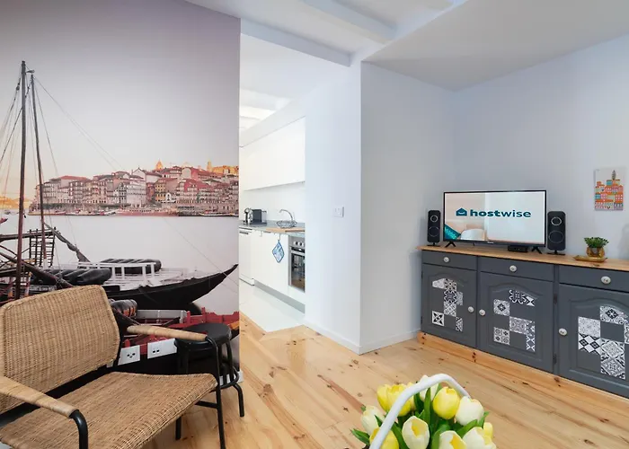 Host Wise - Sunny Bright & Pool